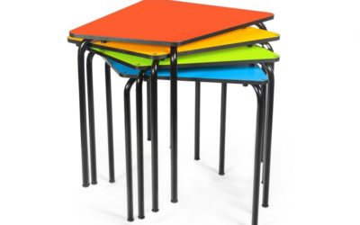 Tables scolaires adaptées au travail en atelier ou en groupe